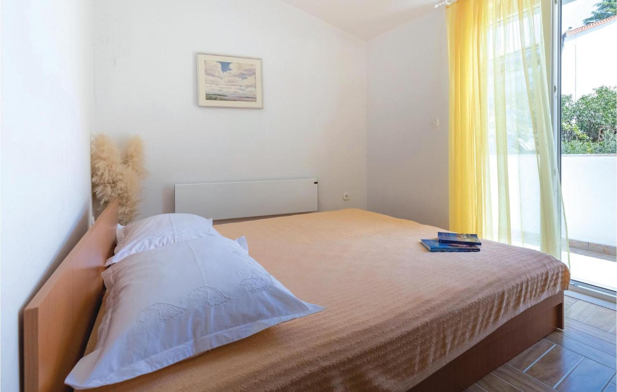 2 Bedroom Lovely Apartment In Komarna Klek Ngoại thất bức ảnh