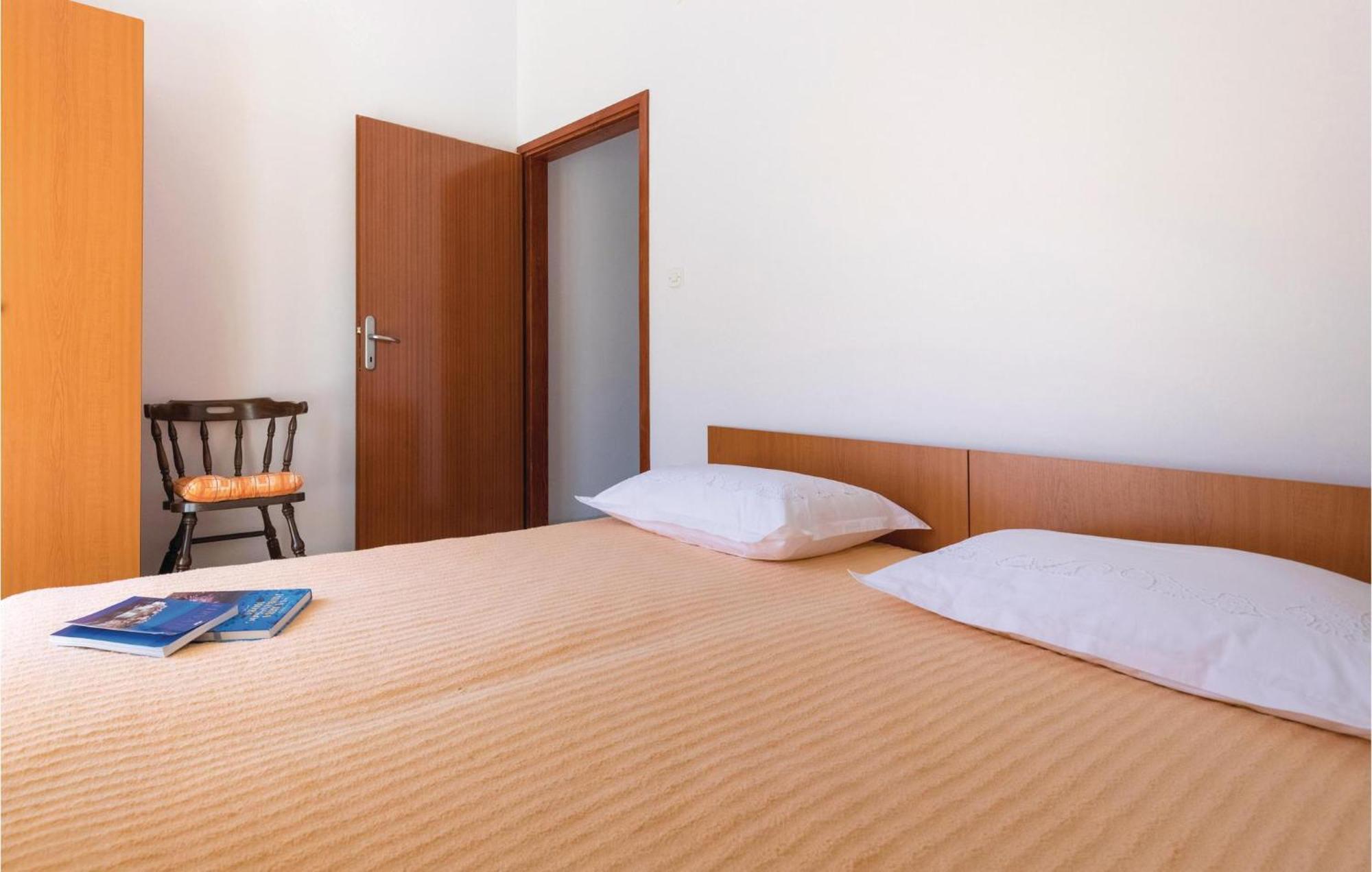 2 Bedroom Lovely Apartment In Komarna Klek Ngoại thất bức ảnh