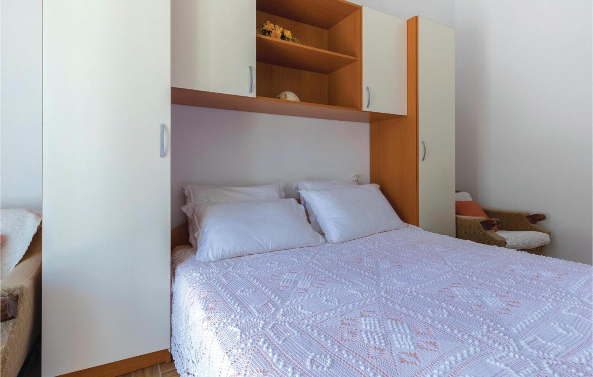 2 Bedroom Lovely Apartment In Komarna Klek Ngoại thất bức ảnh
