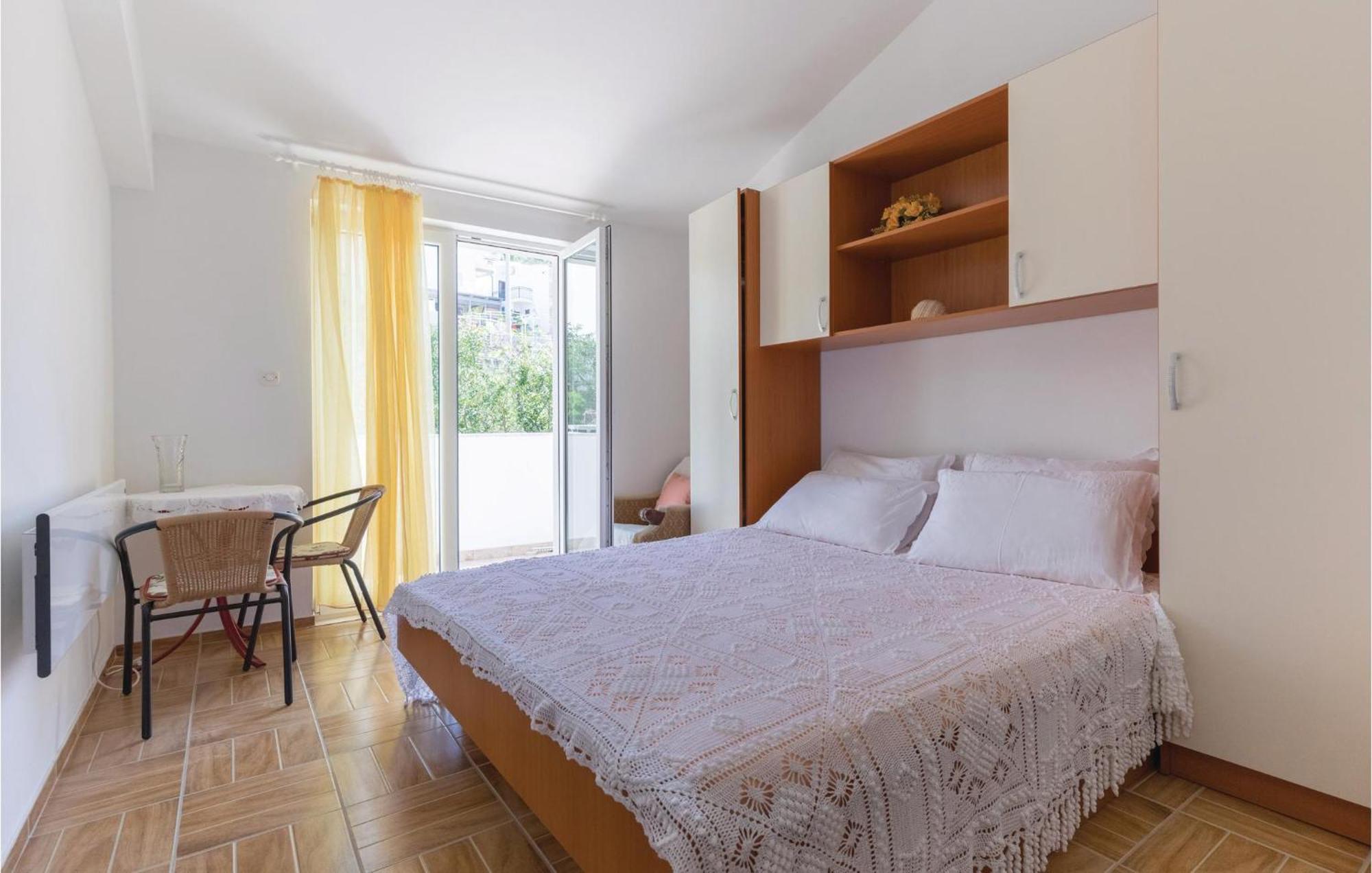 2 Bedroom Lovely Apartment In Komarna Klek Ngoại thất bức ảnh