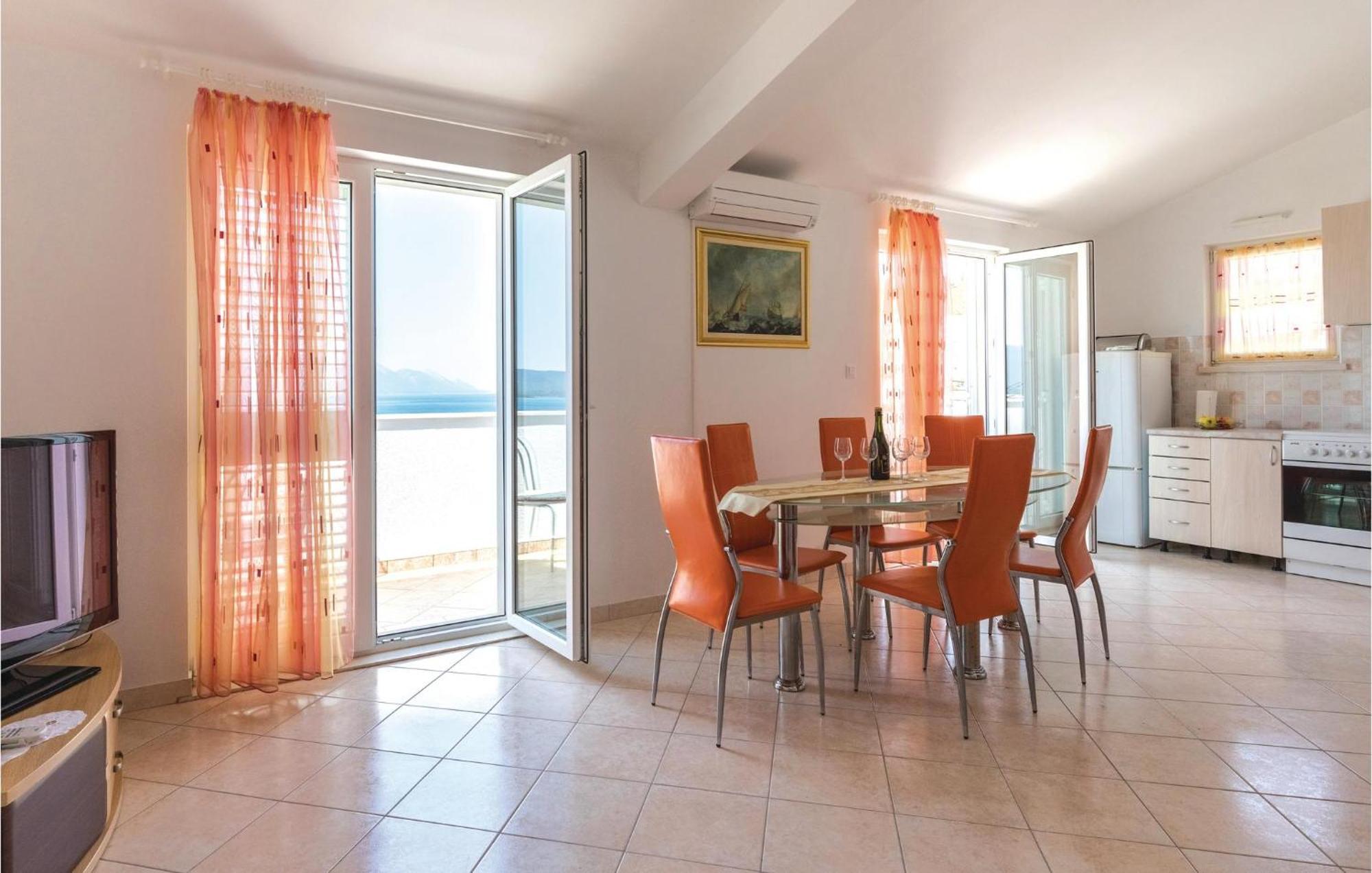 2 Bedroom Lovely Apartment In Komarna Klek Ngoại thất bức ảnh