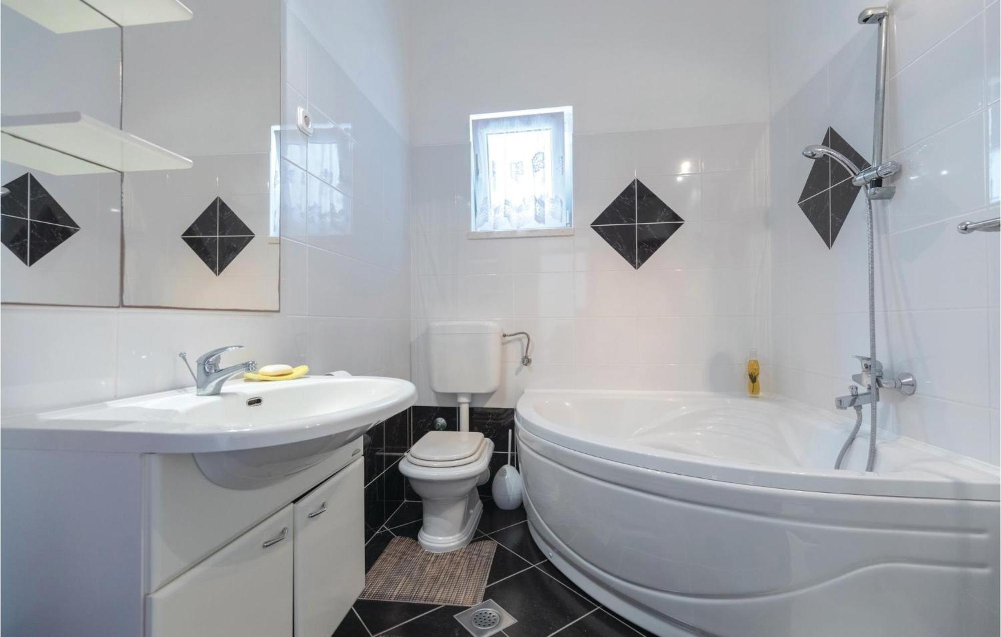 2 Bedroom Lovely Apartment In Komarna Klek Ngoại thất bức ảnh
