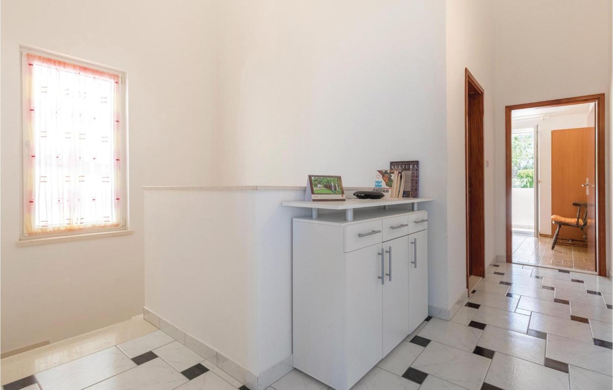 2 Bedroom Lovely Apartment In Komarna Klek Ngoại thất bức ảnh